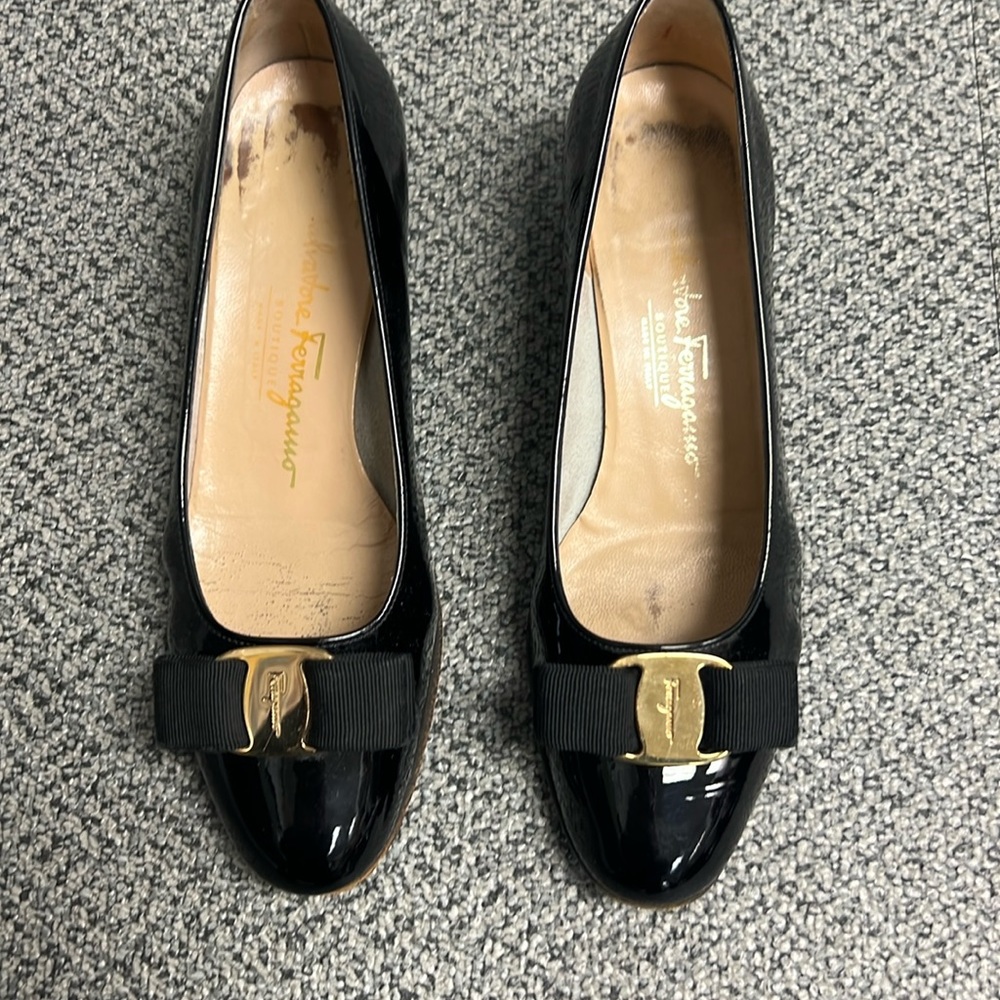 Black patent leather Ferragamo low heels